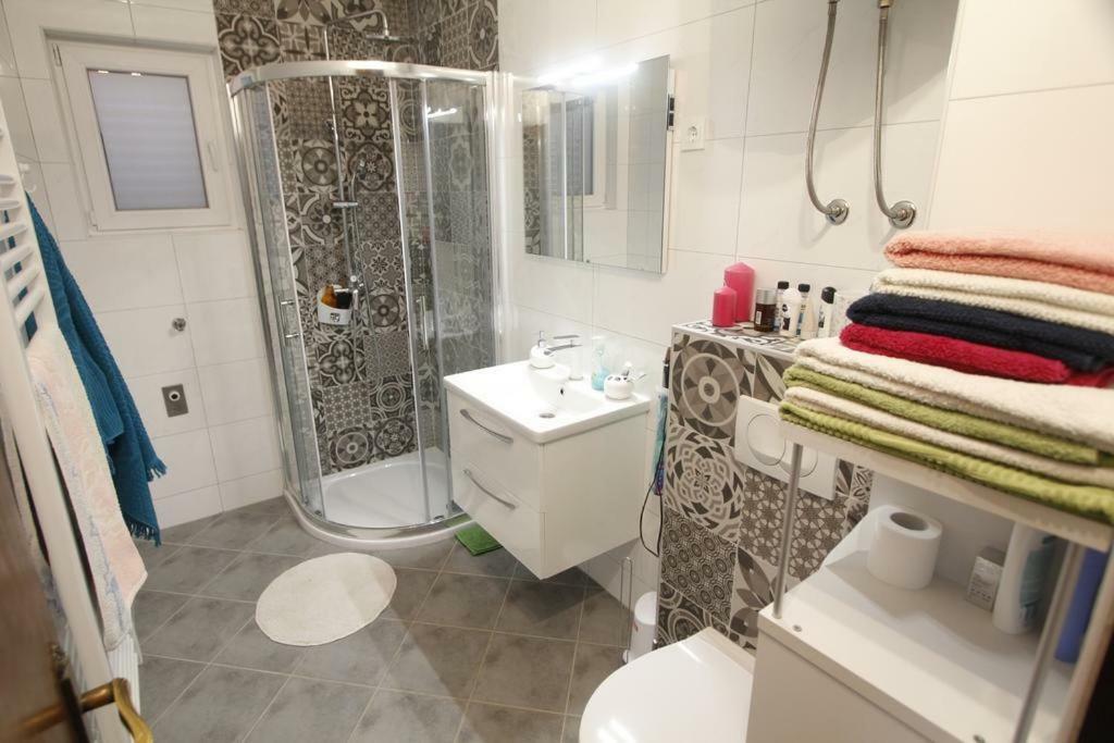 Apartmani Volga Petrcane Exteriör bild